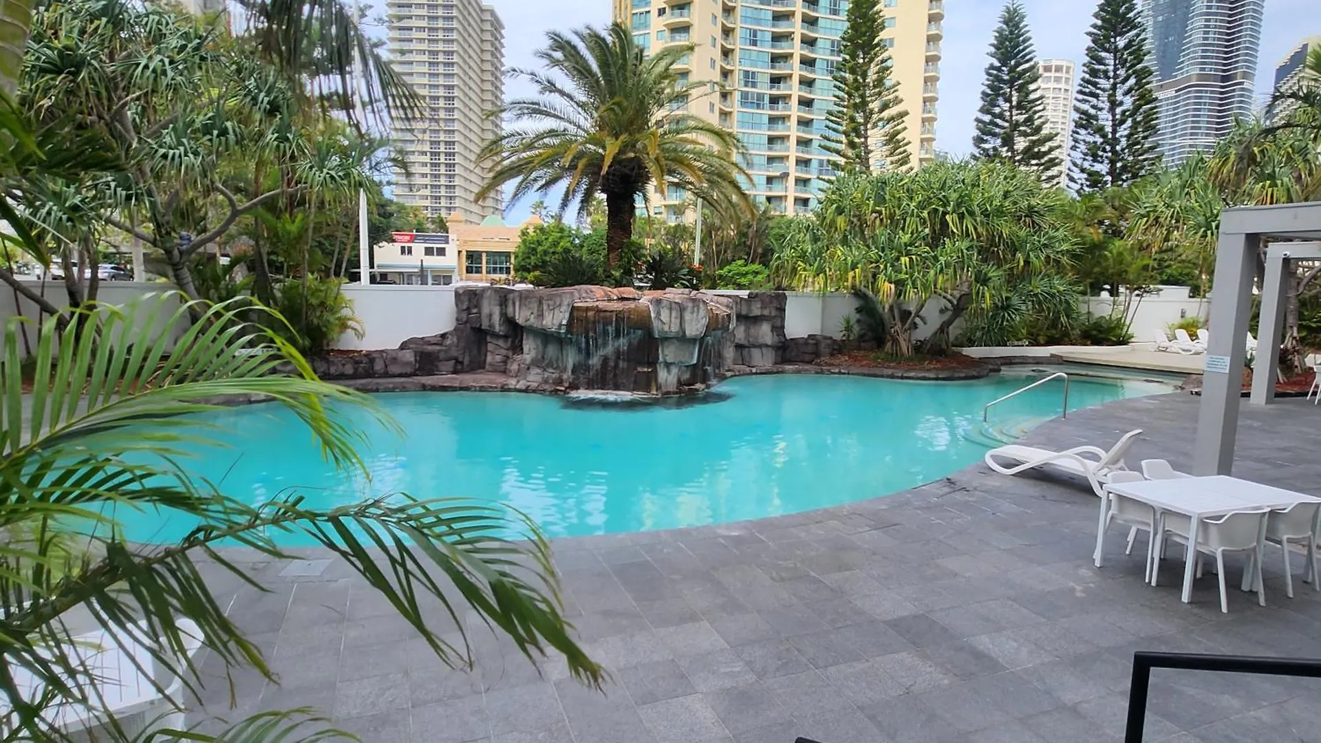 Sun, Surf, Pool Walk To All! Gold Coast Ausztrália